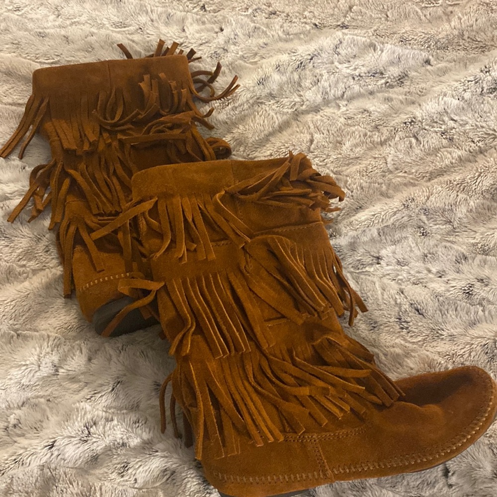 Minnietonka 3 tier tan suede very comfy